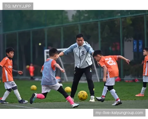 俱乐部青训选拔日活动吸引众多有潜力少年参与，足球青训俱乐部招生宣传